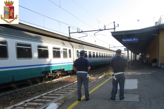 Alla stazione di Tortona multe agli abusivi sui treni fermi di notte
