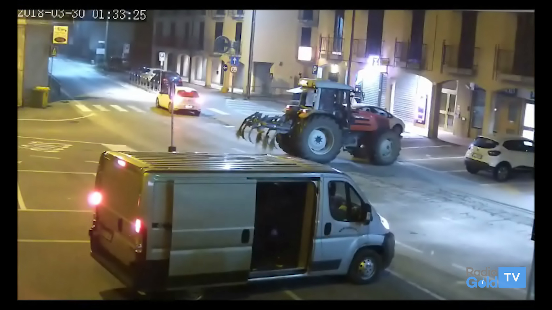Smantellata la banda degli assalti ai bancomat con i trattori