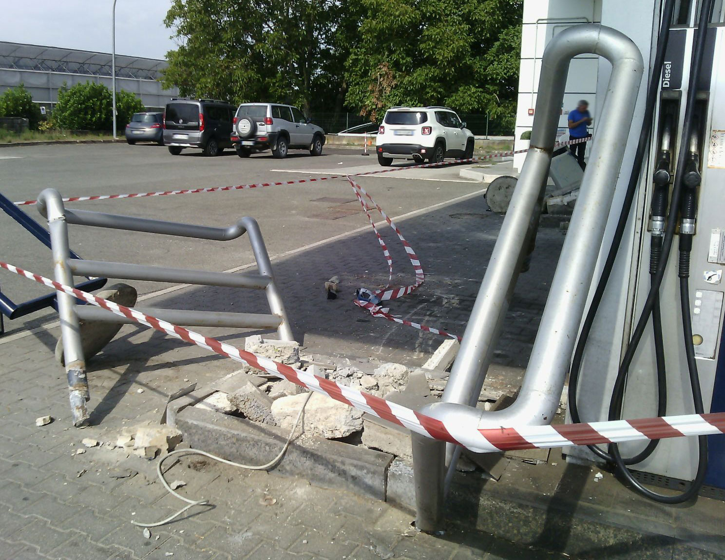 Colpo nella notte al distributore in via Casalcermelli