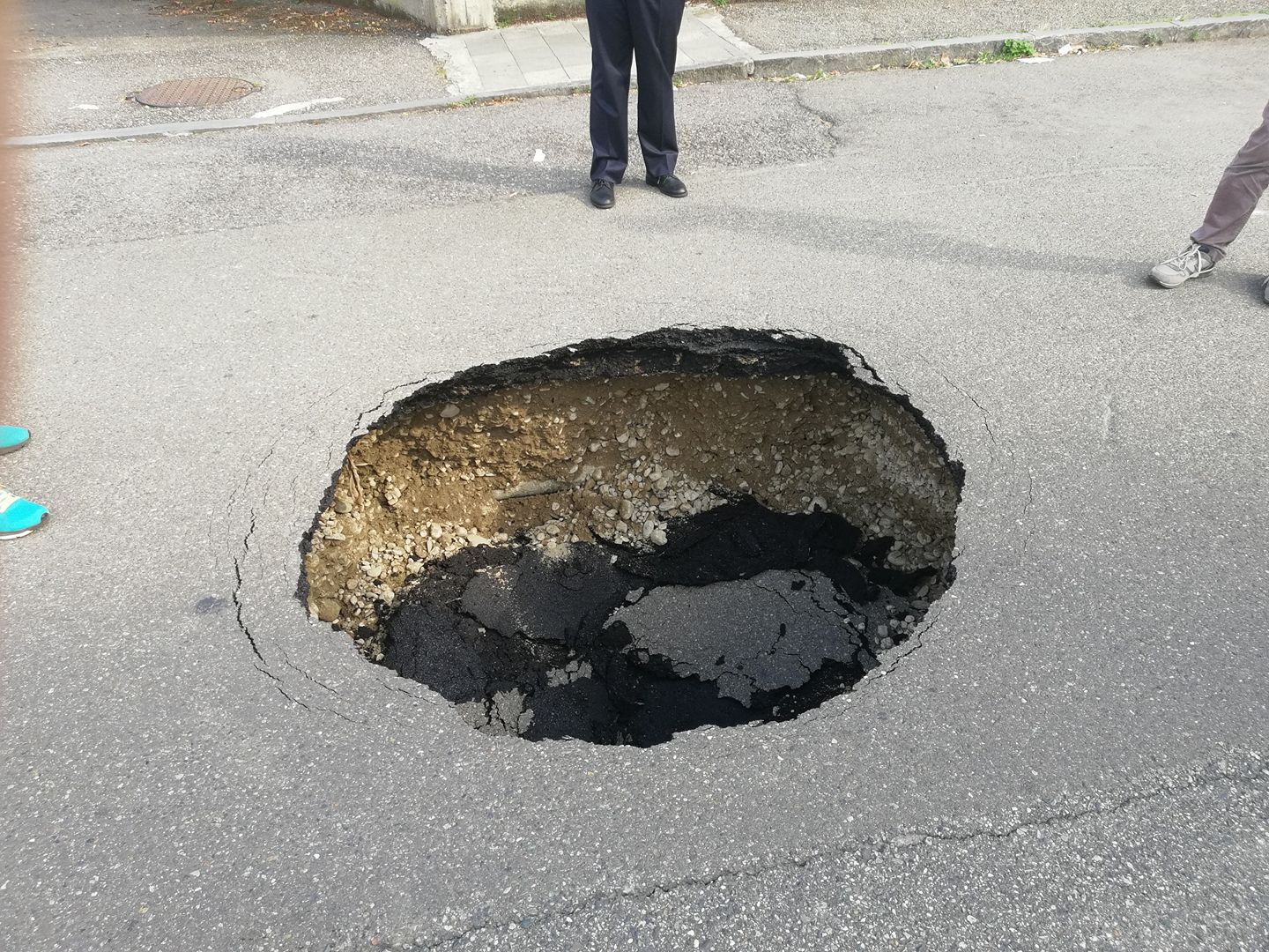 Ancora danni per il maltempo: a Valenza spunta una voragine in strada