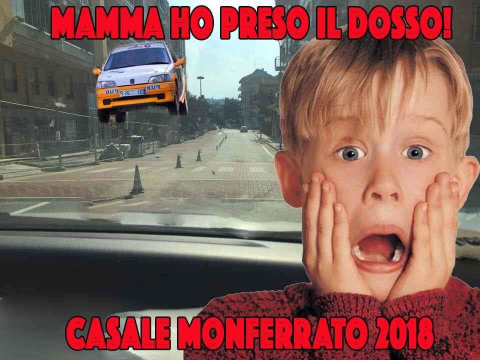 Le auto che corrono ‘volano’ sul nuovo dosso. Ironia sui social