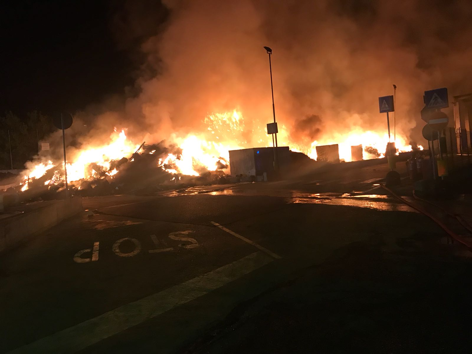 Il giallo del drone nel momento clou dell’incendio della discarica