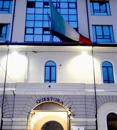 Poliziotti fuori servizio salvano 4 persone coinvolte in incidente