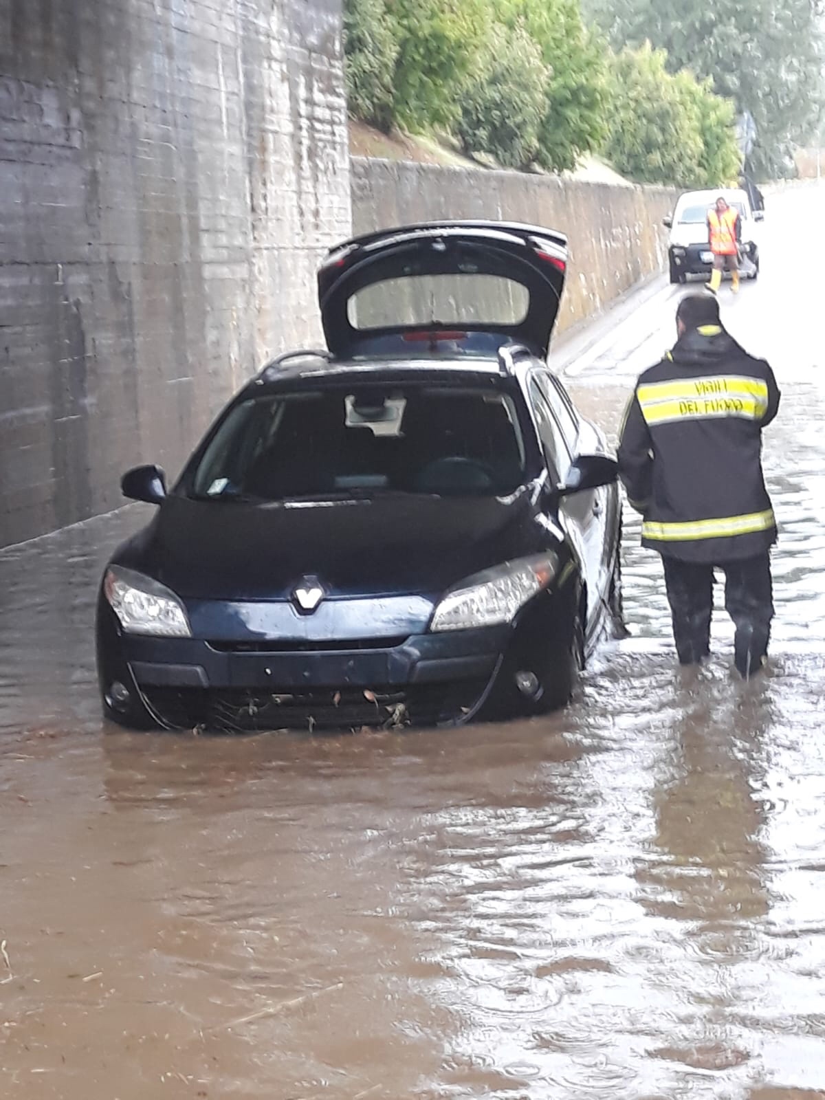 Bloccato nel sottopasso allagato. Recuperato dai pompieri
