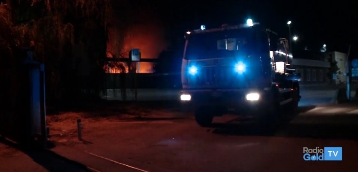 Incendio discarica: fiamme spente ma si lavora ancora. Arpa tranquillizza