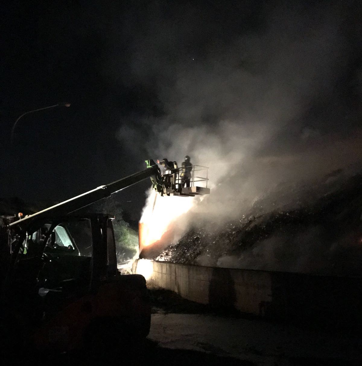 “Possiamo mangiare i prodotti degli orti dopo l’incendio in discarica?”