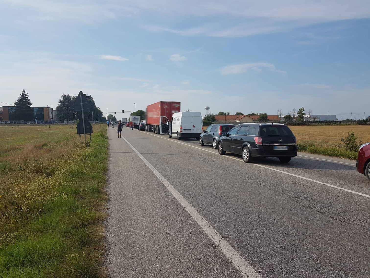 Incidente tra auto e tir: una persona in gravi condizioni