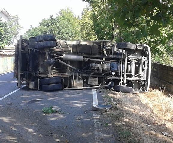 Camion si ribalta a Sale: disagi al traffico