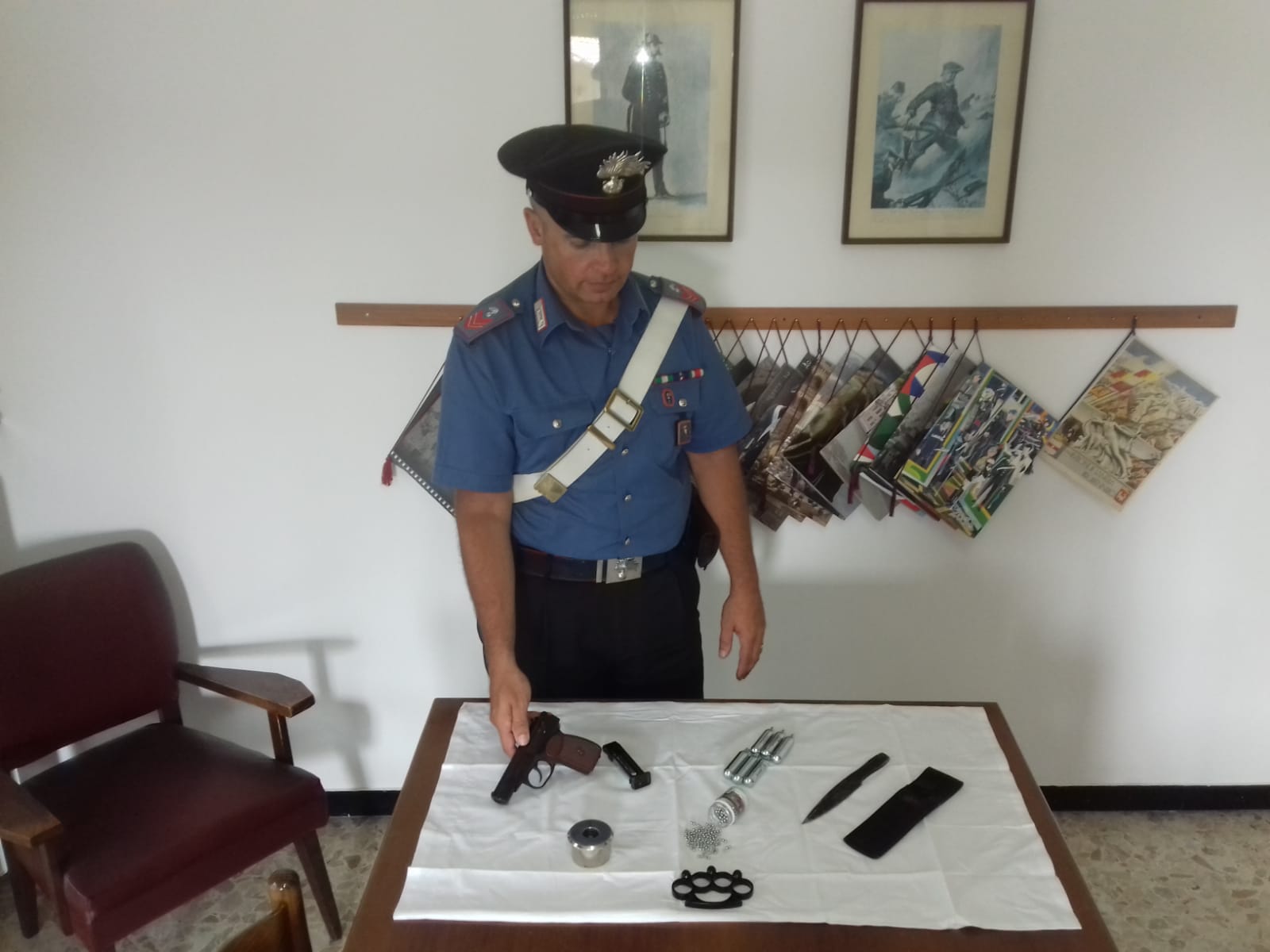 Nel bagagliaio merce rubata ma anche un coltello e un tirapugni