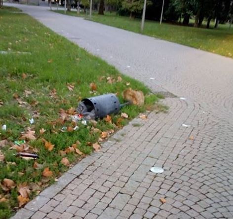 Alessandria, cestini distrutti ai giardini della stazione