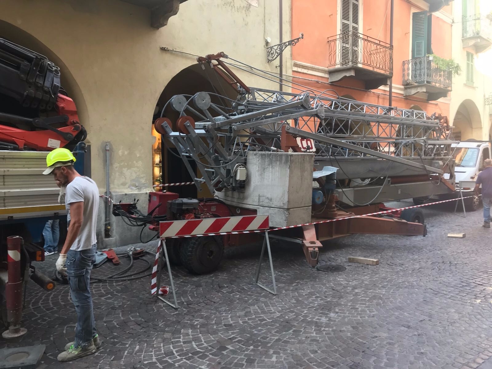 Gru in via Roma infuoca gli animi dei commercianti a Casale