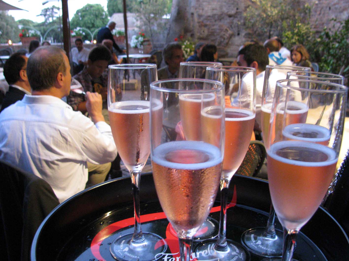 Sabato in provincia con la Notte Rosa e le Feste del vino e del fumetto