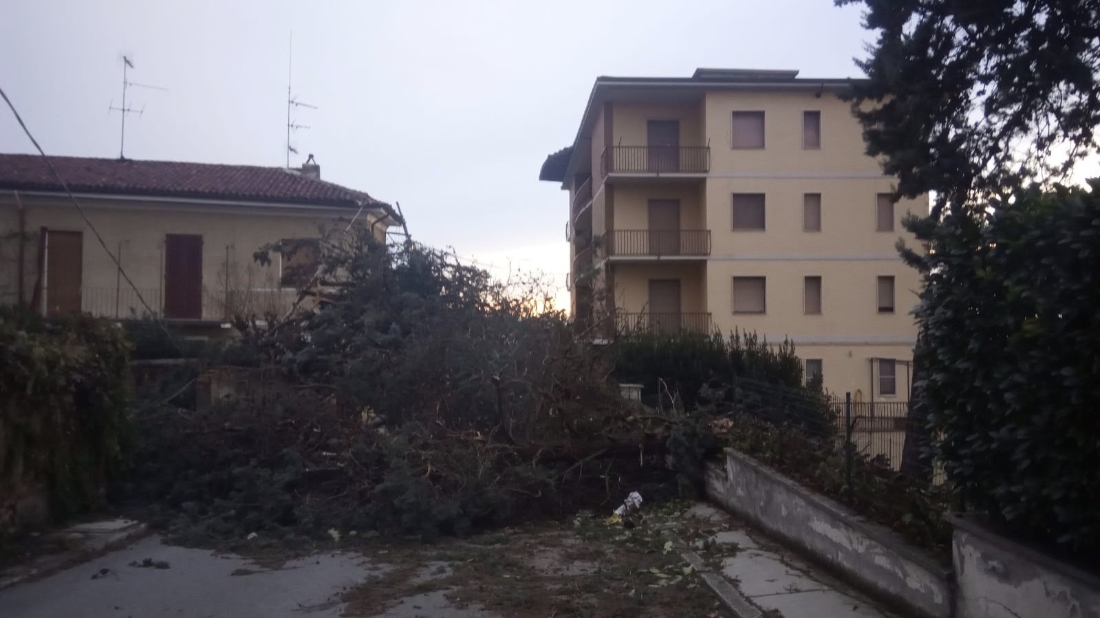 Tetto scoperchiato anche a Lu. Diverse famiglie senza luce