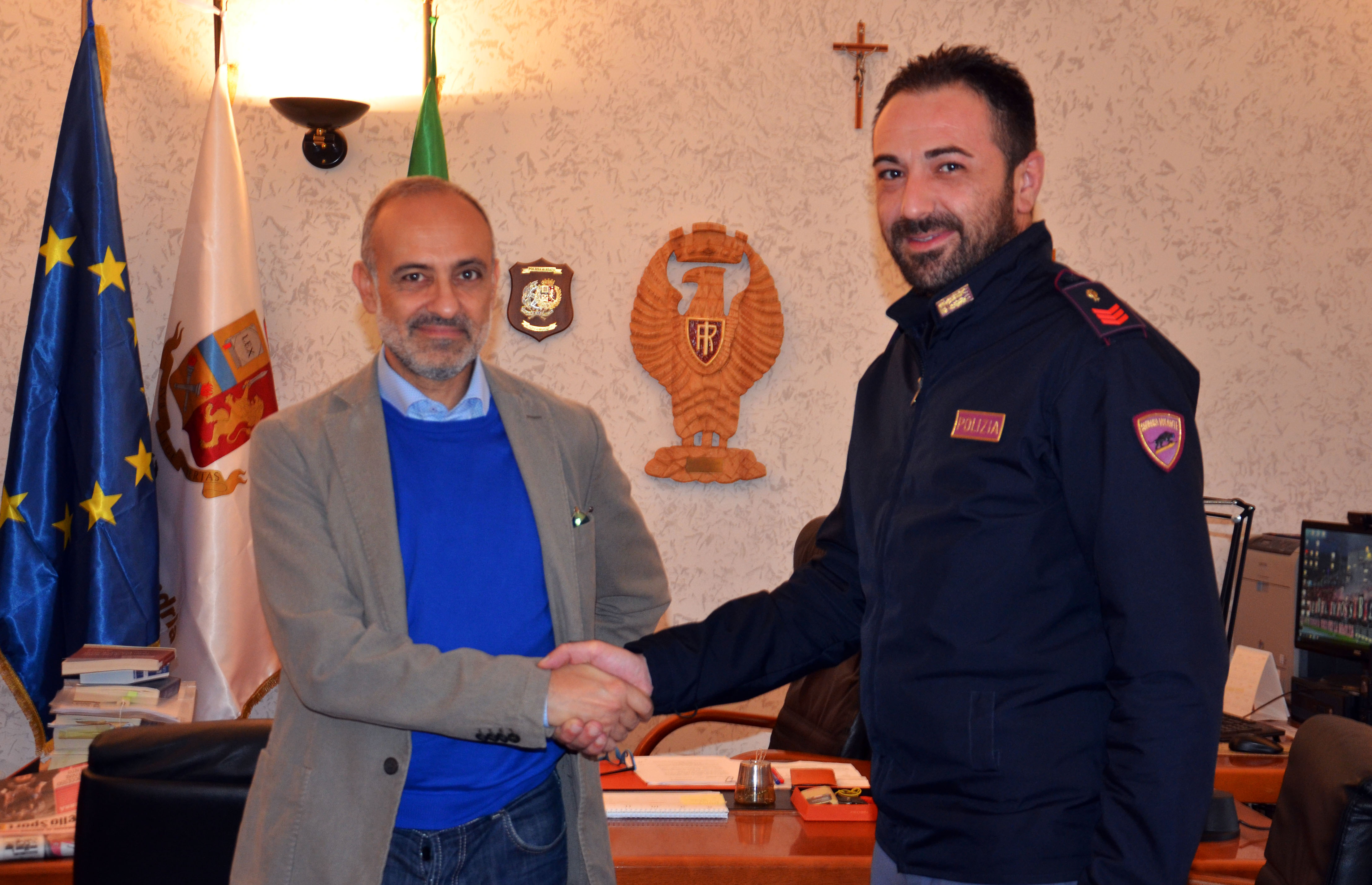 Contro il muro per rapinarla: anziana salvata da poliziotti fuori servizio