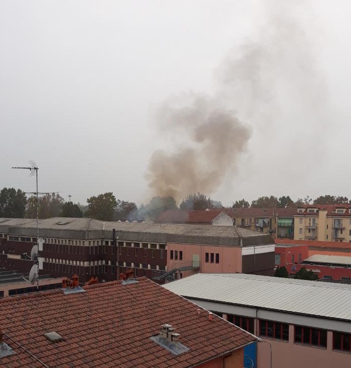 Incendio vicino allo Scientifico: a fuoco un veicolo