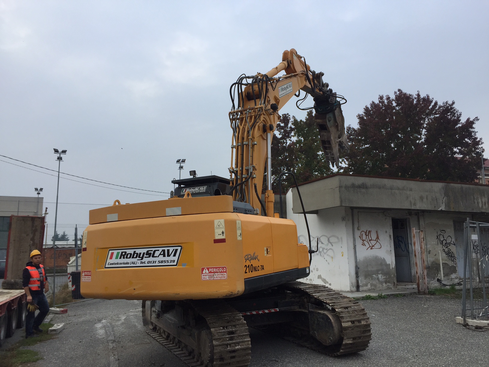 Demolita struttura fatiscente al Cristo. Al suo posto un parking