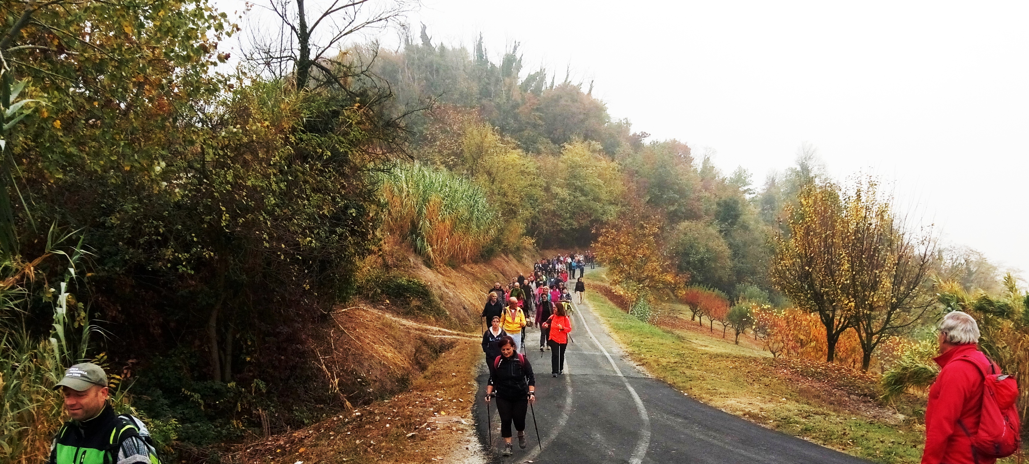 Una camminata tra le colline condita da una merenda sinoira