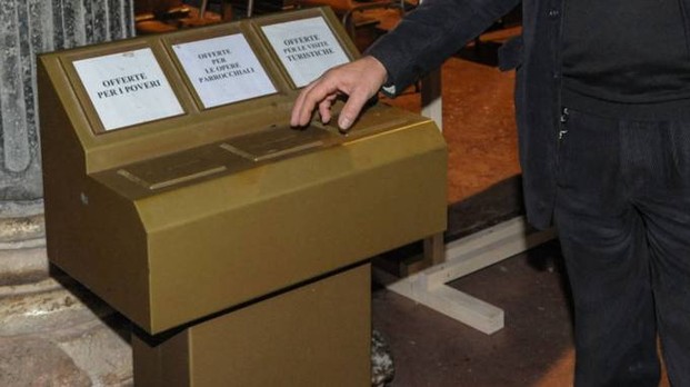 Si aggirava vicino alle cassette delle offerte in chiesa: fermato