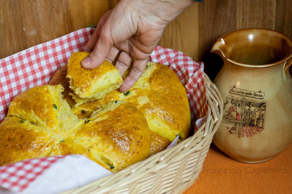 Pane alla zucca a forma di zucca