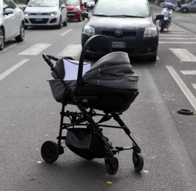 Mamma e bimbo nel passeggino investiti a Casale