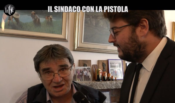 Il sindaco “pistolero” alle Iene: “Se capita lo rifaccio”
