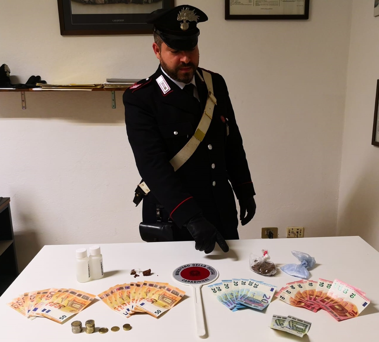 Avrebbe procurato clienti agli spacciatori: sorpreso in un bosco a Predosa