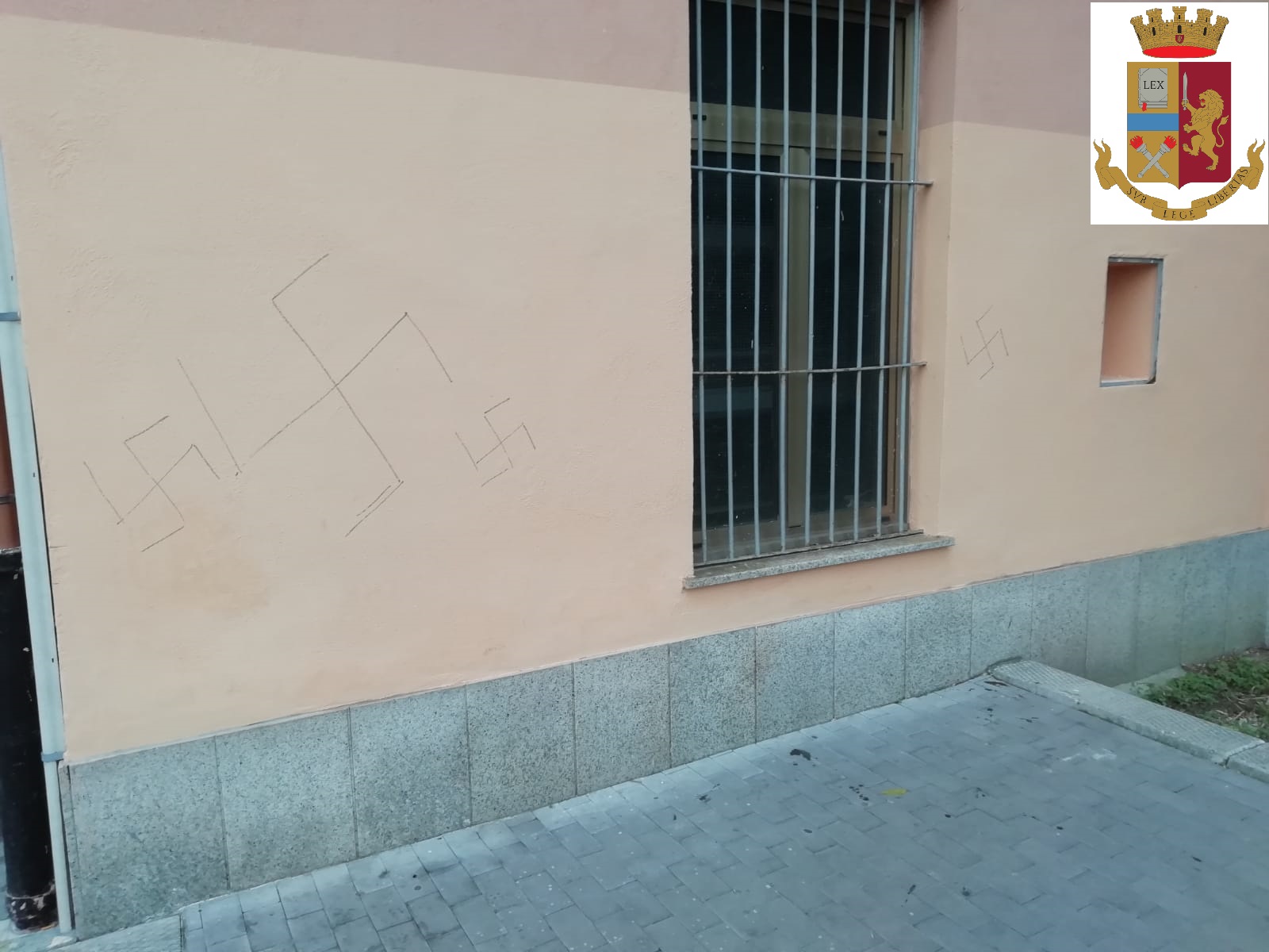 Svastiche in stazione a Serravalle: Polfer risale all’autore