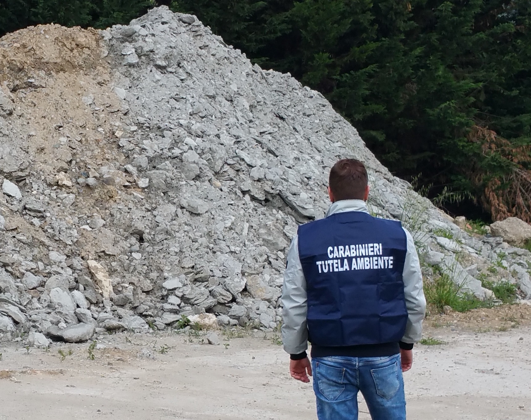 Gestione illecita di mille metri cubi di rifiuti: denunciato imprenditore