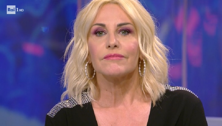 “Questo non è amore”. Antonella Clerici ad Alessandria con la Polizia