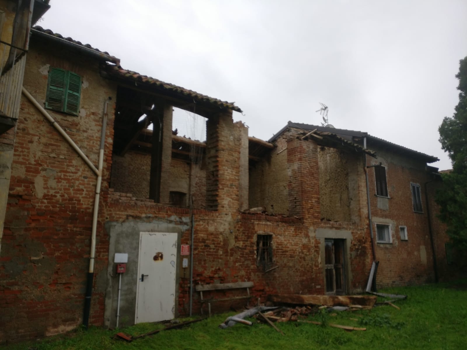 Casalbagliano: crolla parte del tetto dell’ex scuola in via IV Martiri