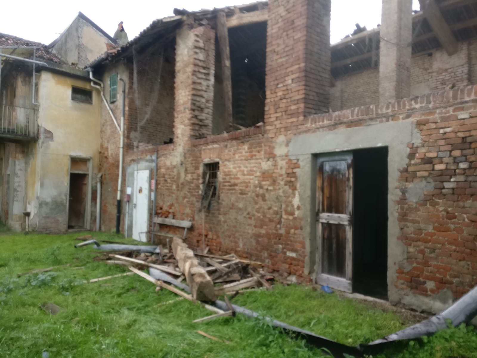 Cade nuova porzione dell’ex scuola di Casalbagliano: traffico deviato