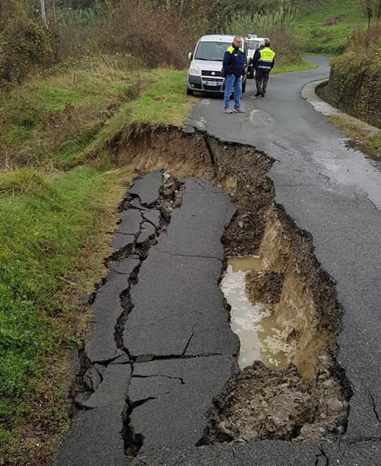 Ancora ferite per il maltempo tra frane, blackout e crolli