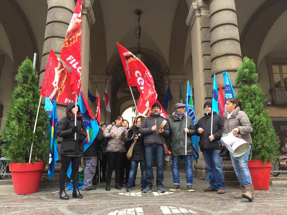 Pulizie Comune di Alessandria: presidio lavoratori contro la nuova ditta