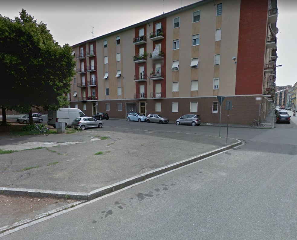 Durante una lite spaccano il lunotto posteriore di un’auto al Cristo