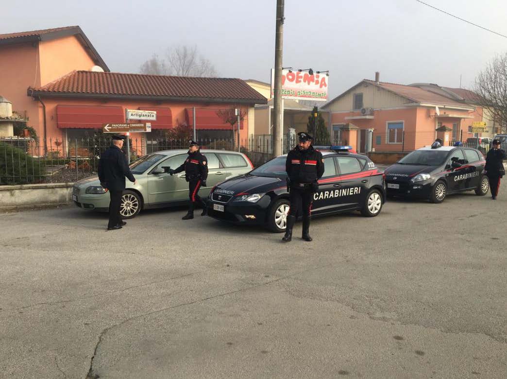 Tentato furto in casa: sorpreso con arnesi da scasso in auto