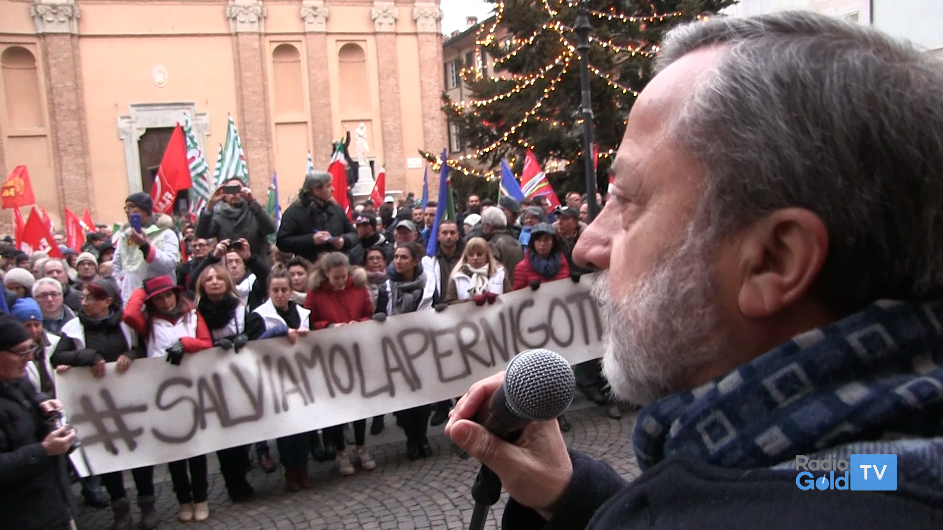 Oltre mille persone per impedire la chiusura della Pernigotti a Novi