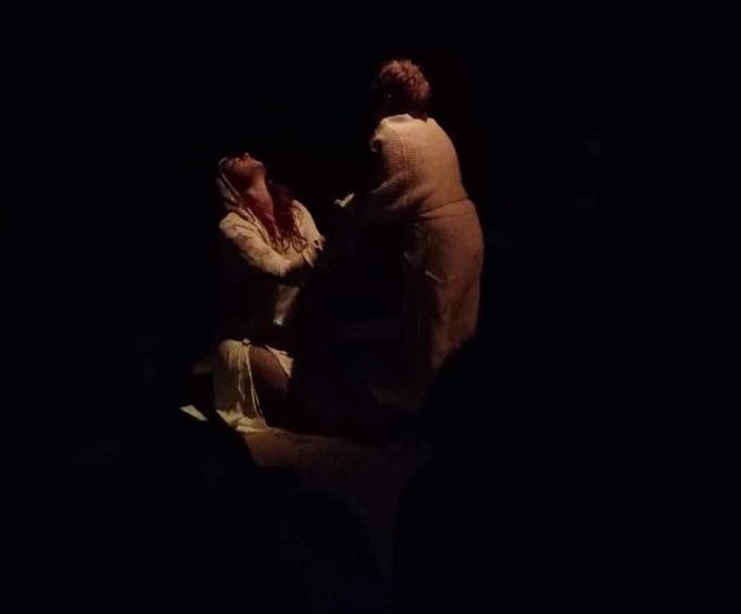 Nel viaggio la tragedia. Recensione di “Spoglie” al Teatro San Francesco