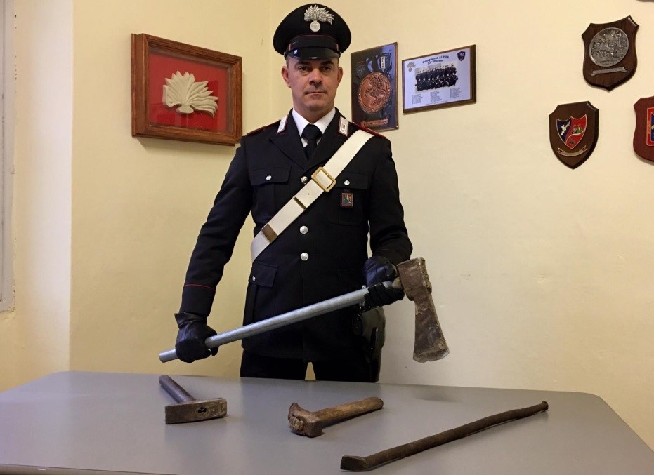 Minaccia con un’accetta due persone e i Carabinieri: fermato 26enne