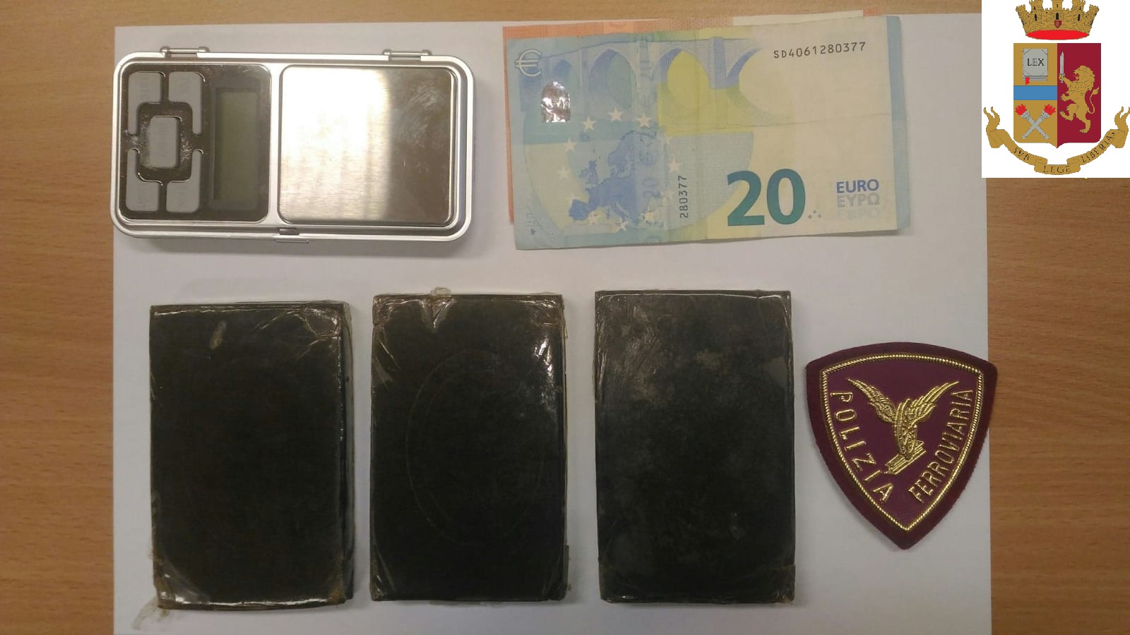 Vede la Polfer e getta tre panetti di hashish da 300 grammi: arrestato in stazione ad Alessandria