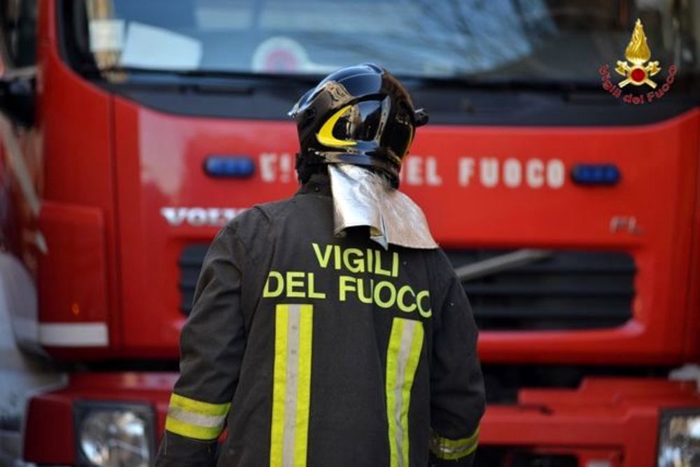 Tre auto in fiamme nell’area di servizio dell’A26 a Occimiano