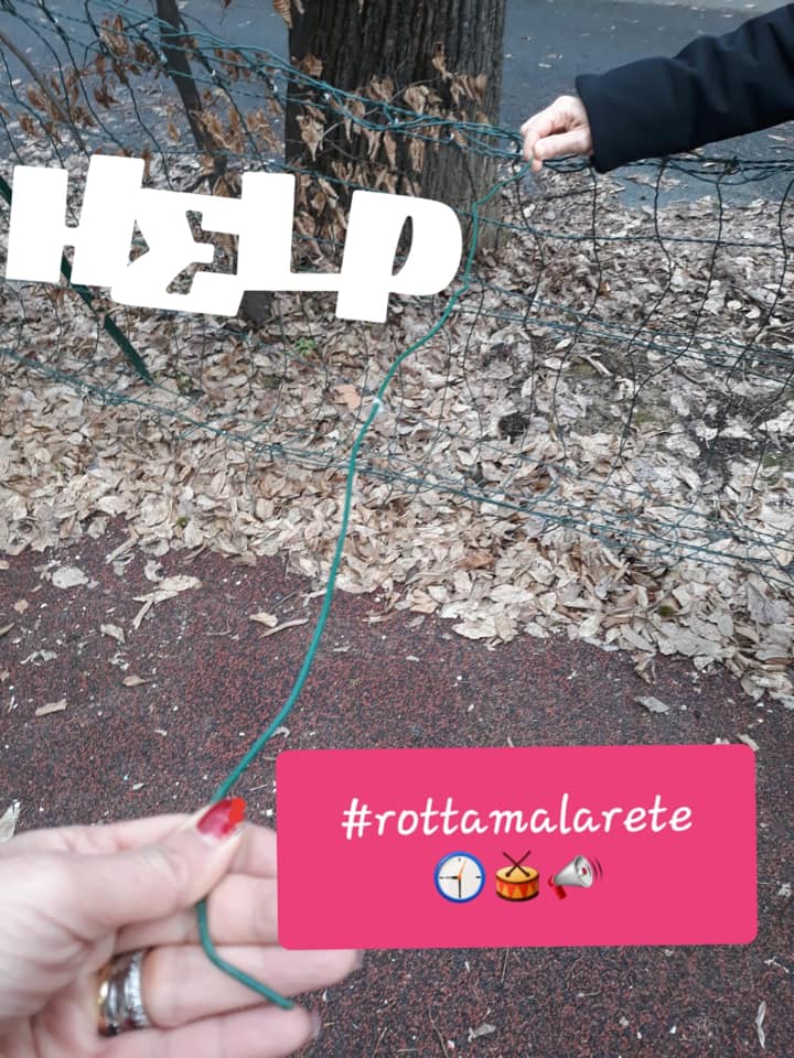 Rete pericolosa per i piccoli: petizione per i giardini di viale Oliva a Valenza