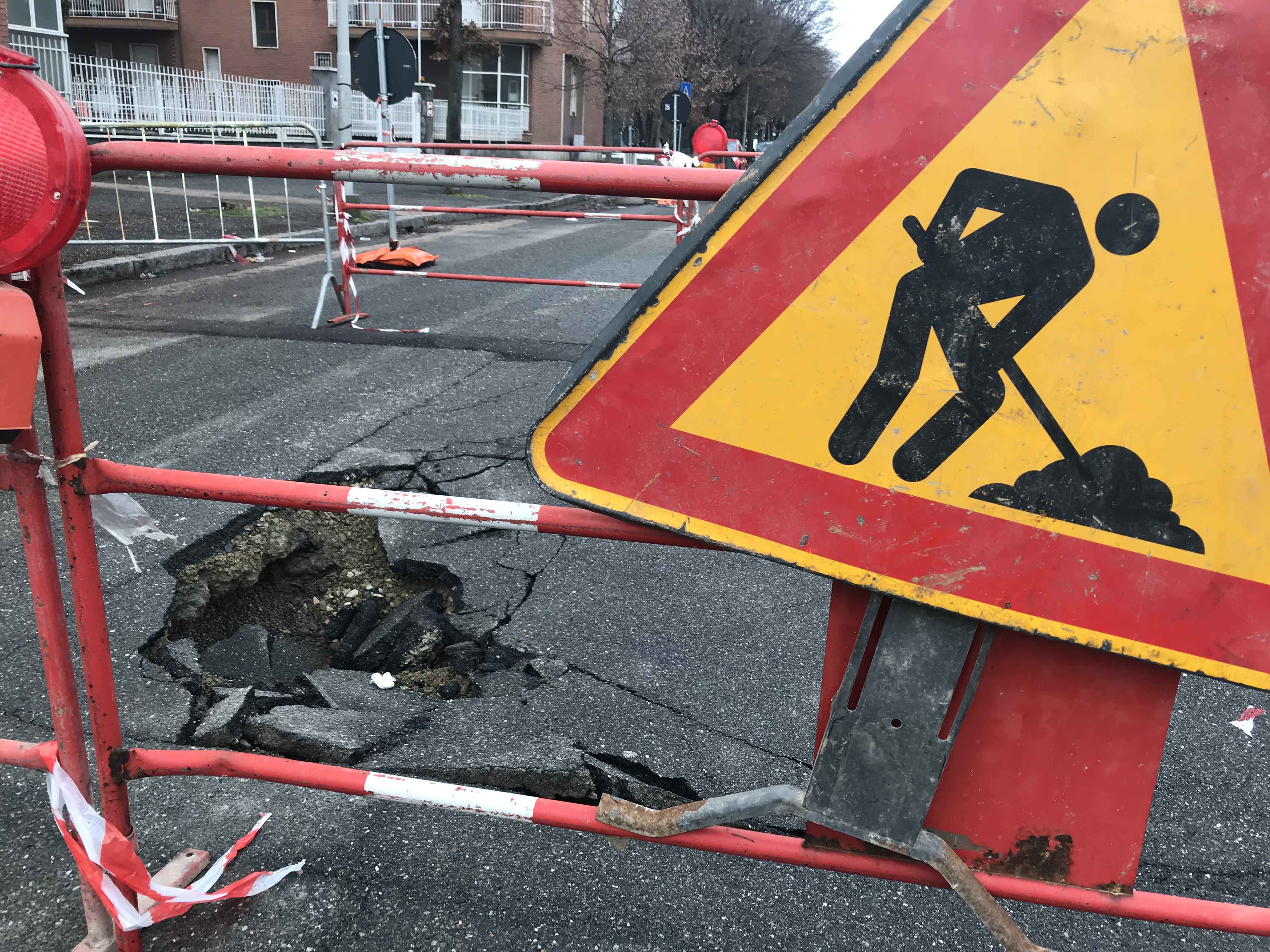 Via la neve affiorano buchi e voragini