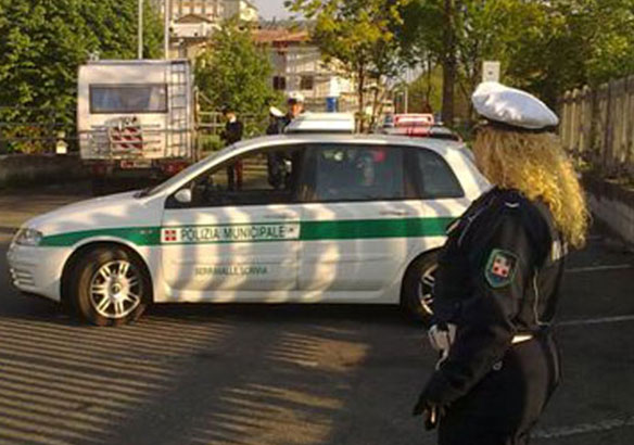 Senza patente dal 2011 e a bordo di un autocarro privo di revisione e assicurazione