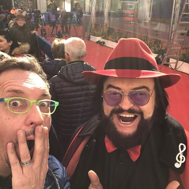 Il Festival aspetta Bocelli. Intanto a Sanremo sosia di Pavarotti e cacciatori di vip