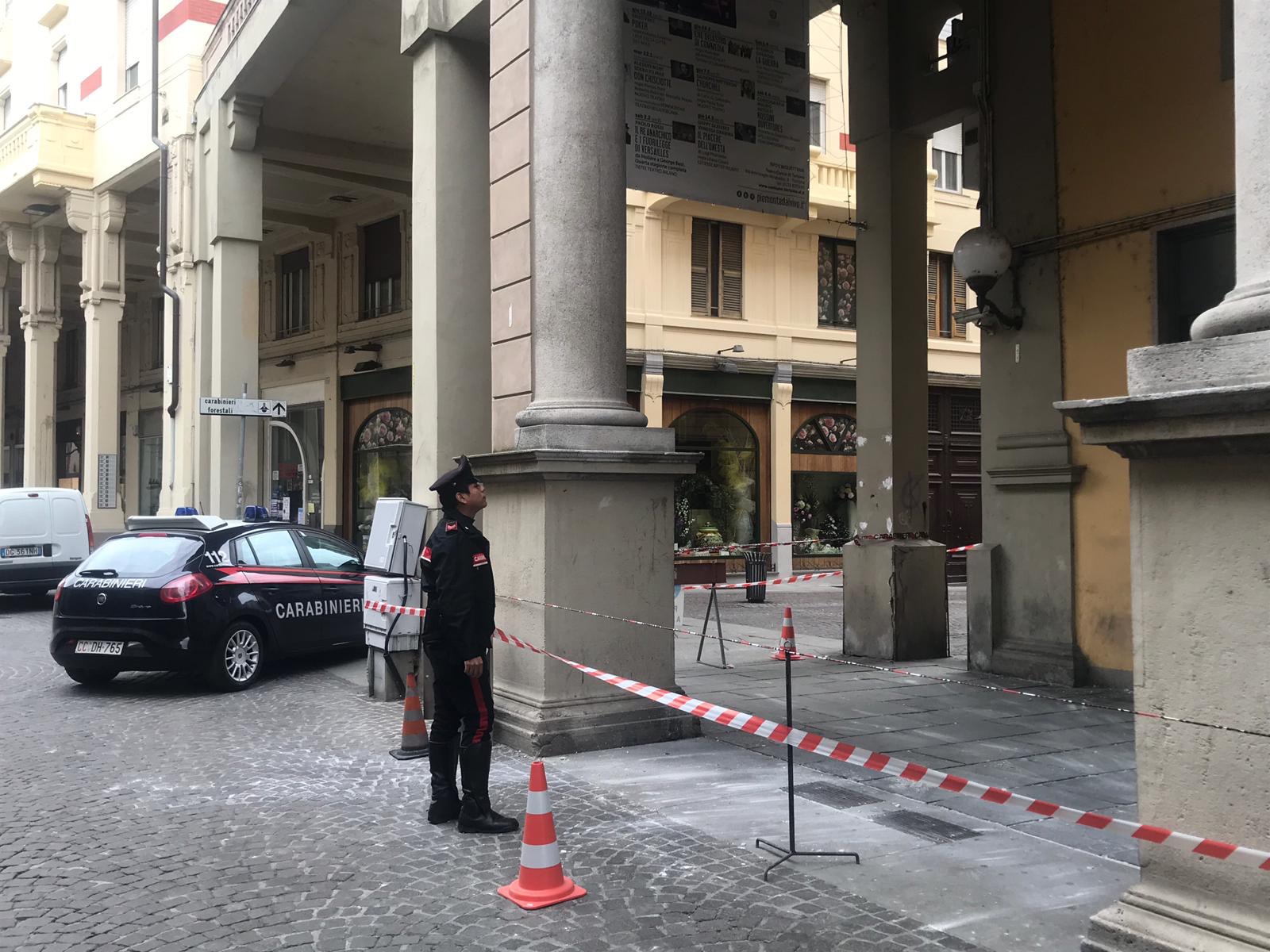 Cede parte di intonaco del porticato in via Emilia a Tortona