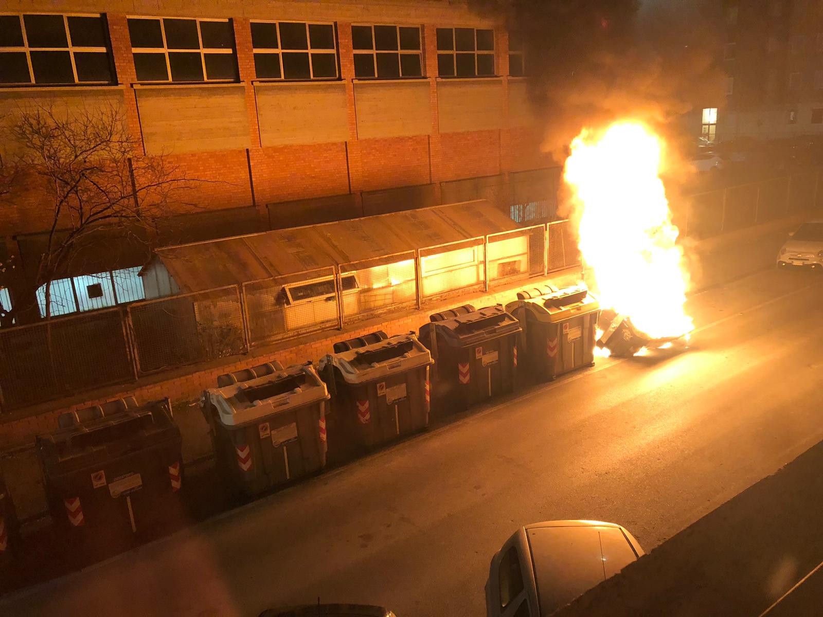 Cassonetti ancora in fiamme ad Alessandria