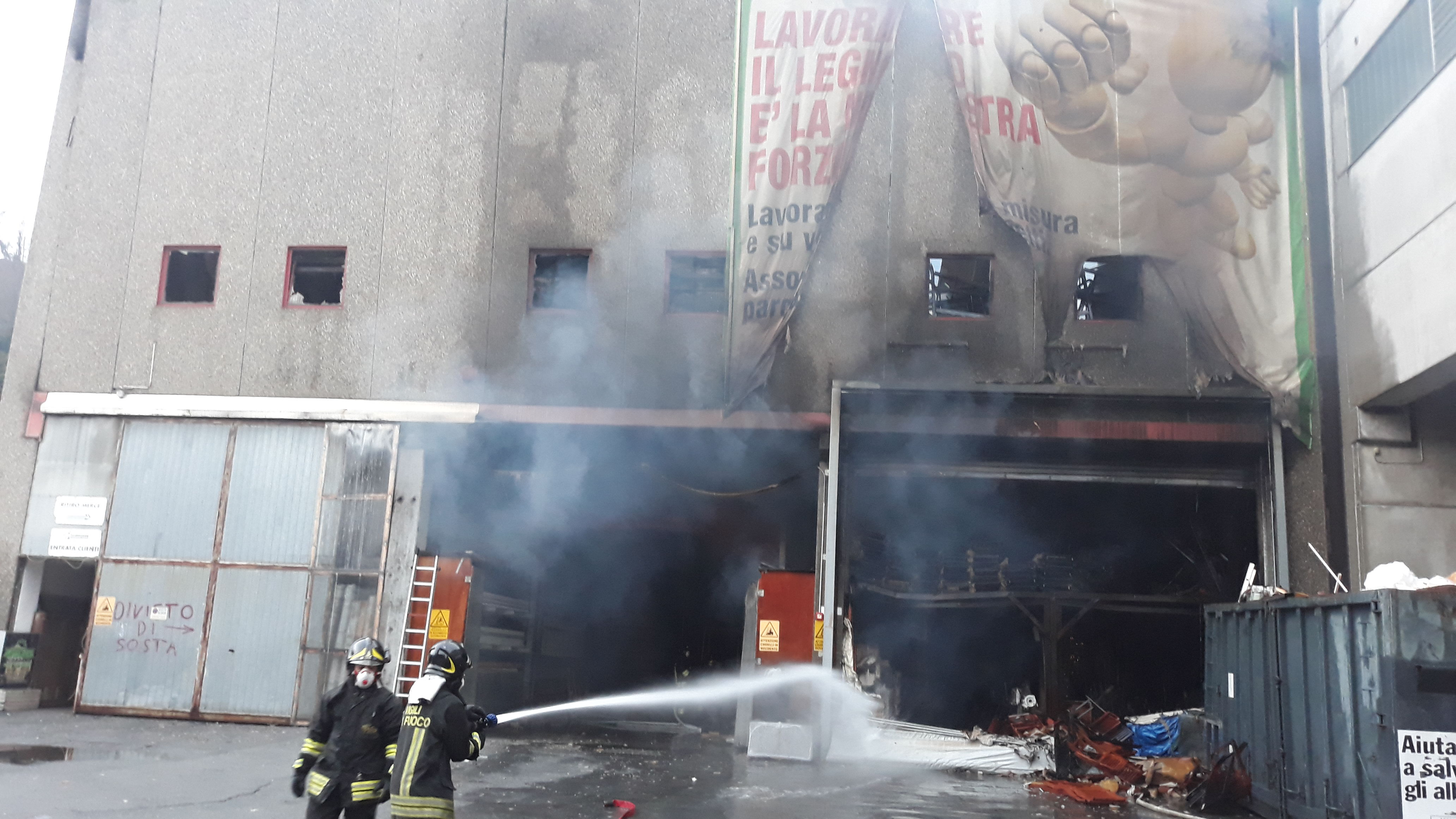 Vigili del Fuoco di Novi nel genovese per l’incendio a un mobilificio