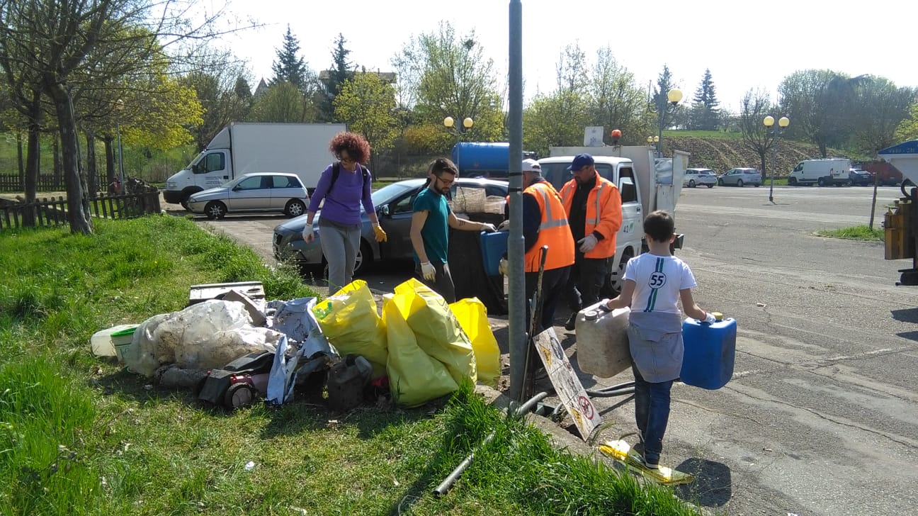 A Valenza l’area del cimitero è più pulita grazie ad alcuni volontari