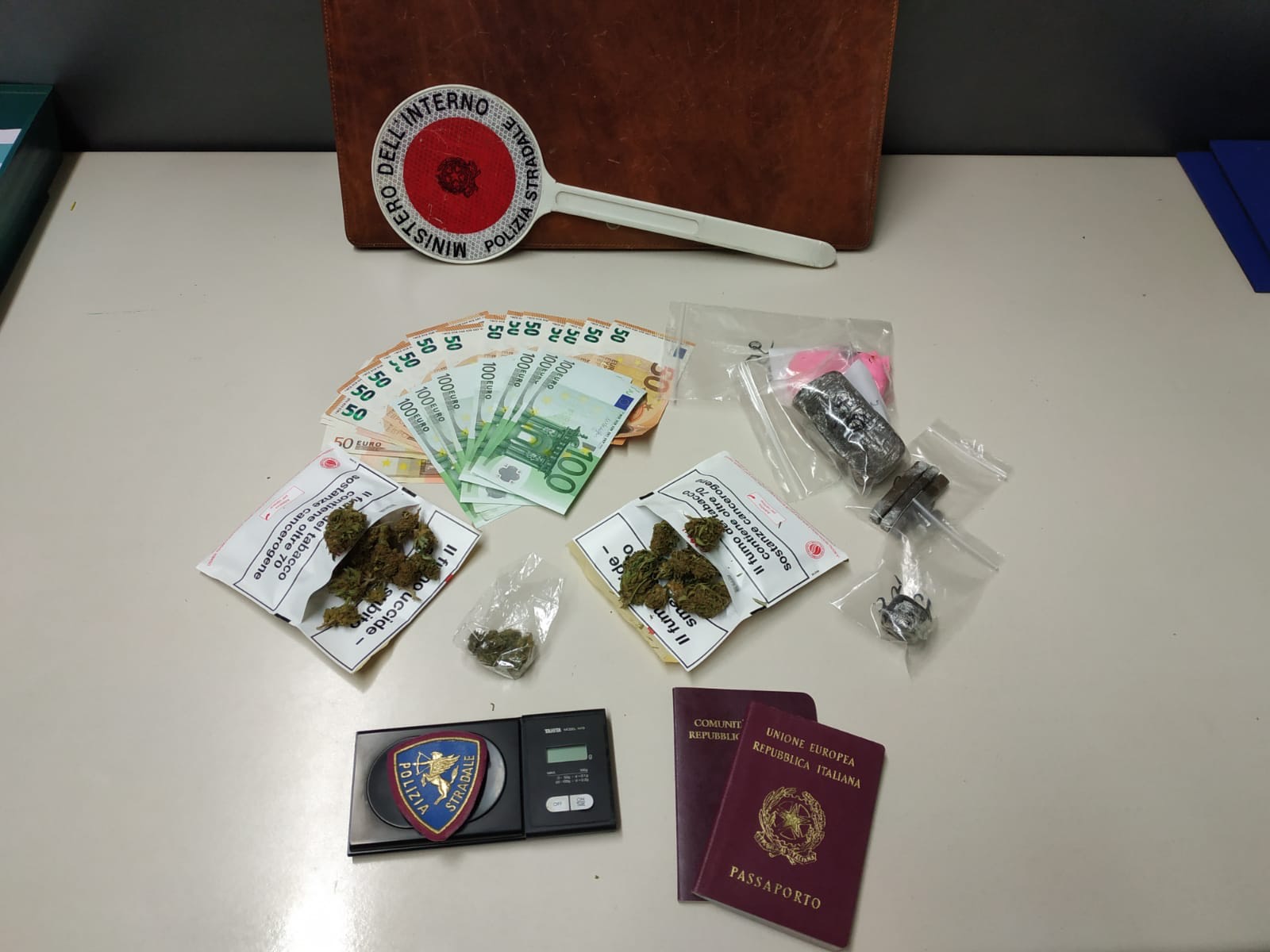 L’odore dolciastro nell’abitacolo svela 250 grammi di hashish e marijuana