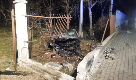 Auto contro cancellata: alla guida con tasso di alcol 4 volte oltre i limiti
